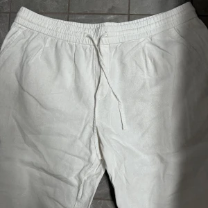 Linnebyxor - Ett par linnebyxor som är i superskick.  Passar perfekt nu till sommar/våren.  Säljes då dem är för stora för mig.  Bara att höra av sig vid fler frågor.  Priset går alltid att diskutera. 