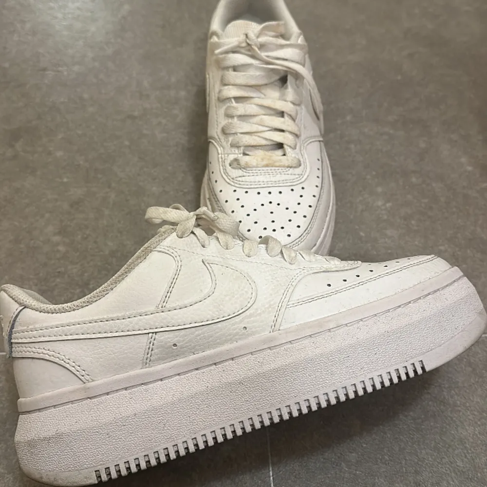 Säljer dessa fina nike air platform 🥰Väldigt fina och eleganta speciellt till våren. Använda cirka 2-3 gånger max.  Bekväma skor och i väldigt fint skick.  . Skor.