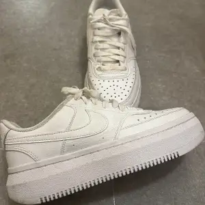 Säljer dessa fina nike air platform 🥰Väldigt fina och eleganta speciellt till våren. Använda cirka 2-3 gånger max.  Bekväma skor och i väldigt fint skick.  