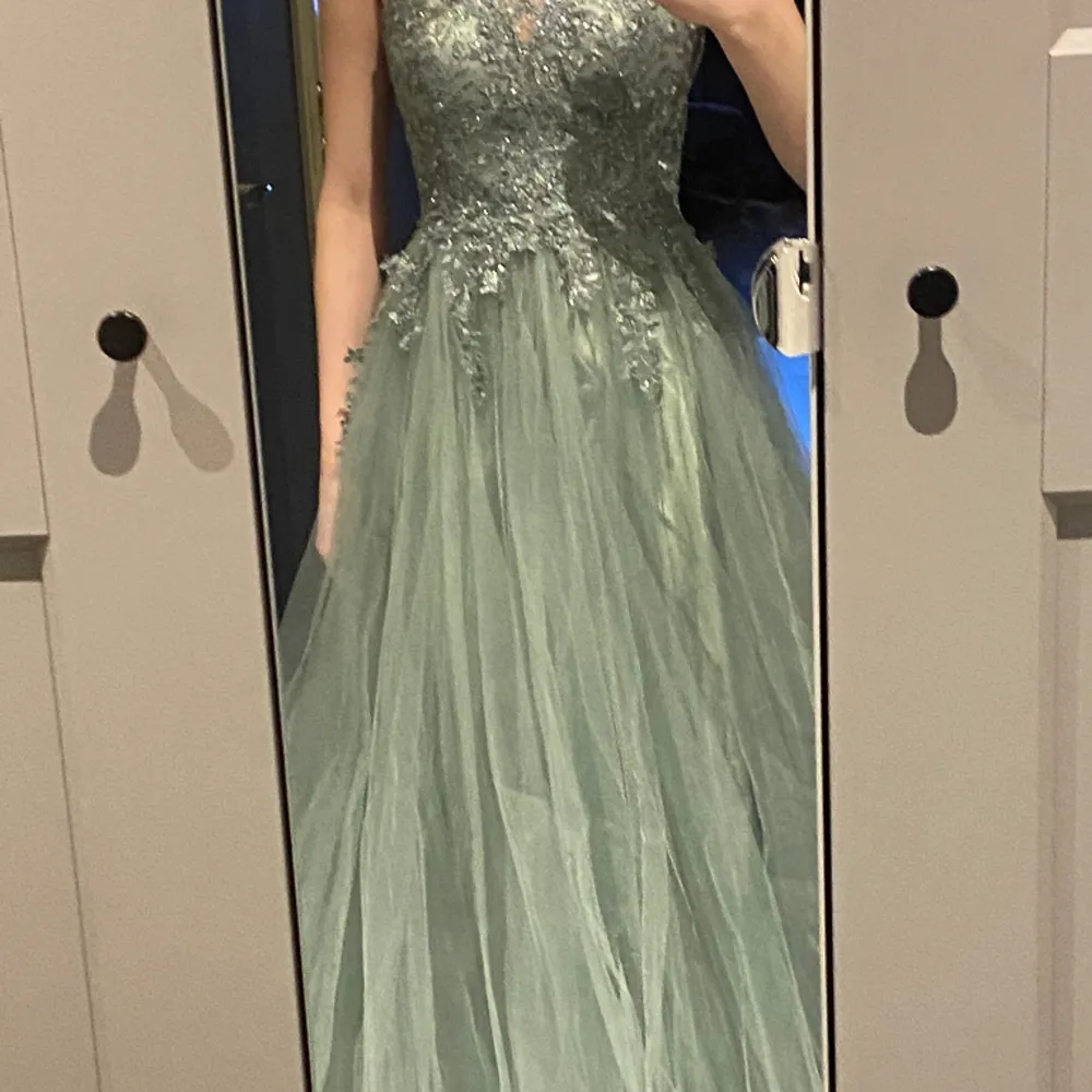 En lång bal klänningen med kristall detaljer (För fler bilder fråga). Klänningar.