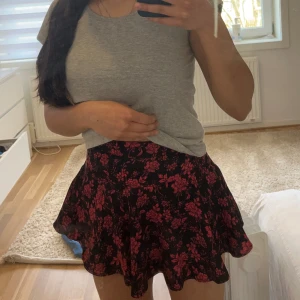 Kjol med undershorts  - Säljer denna jätte fina kjolen med undershorts. Den är ganska kort och dragkedja på sidan. Den är aldrig använd och köptes utomlands så vet inte vilket märke de är!! Passar väldigt bra till sommaren. Priset kan alltid diskuteras!