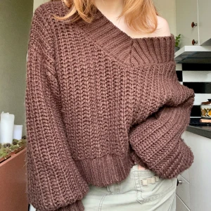 Underbar stickad tröja 🤎 - Går att ha offshoulder eller vanligt, med en tydlig v-ringning. Mysig och absolut inte sticksig! Endast använd 2 gång, så i nyskick 🤎