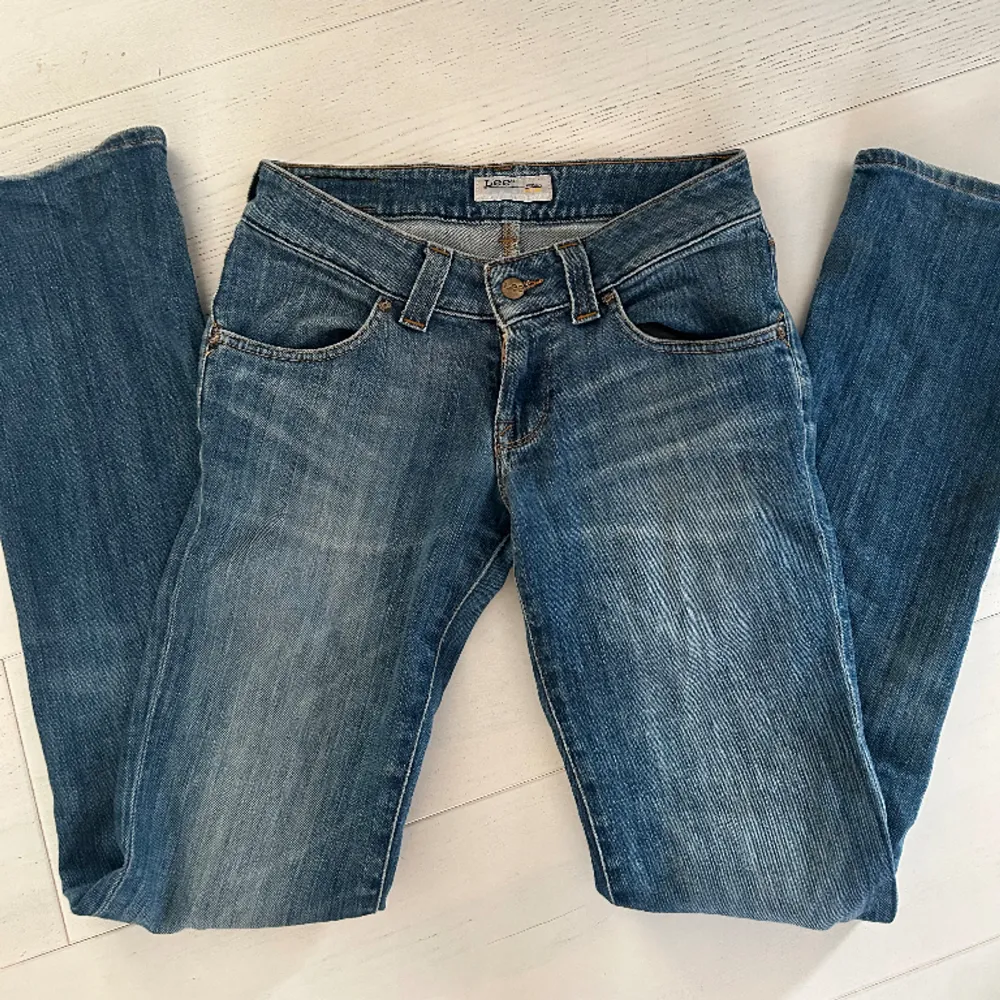 Fina lågmidjade jeans. Sitter som storlek XS/S. Köpt tidigare på Plick. Säljer dom för att de var för små för mig.. Jeans & Byxor.