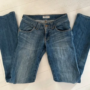 Lågmidjade jeans - Fina lågmidjade jeans. Sitter som storlek XS/S. Köpt tidigare på Plick. Säljer dom för att de var för små för mig.