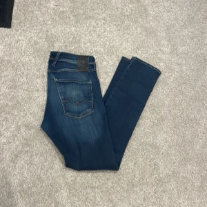 Replay anbass - Feta jeans i toppskick storlek 32/32 skick 9/10 skriv vid minsta fundering pris går att diskuteras vid snabb affär 👖💯