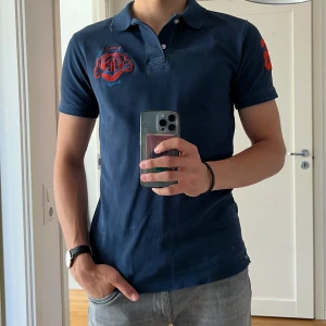 Pikétröja från PeakPerformance - En mörkblå pikétröja från PeakPerformance. Är inte använd så mycket och i väldigt bra skick! Perfekt nu till sommaren. PRIS ÄR DISKUTERBART!