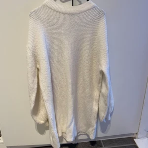 Stickad klänning  - Superfin stickad klänning från Chiquelle storlek one size passar S/M, svagt just rosa streck som knappt syns (se sista bild) kanske går bort i tvätt😊