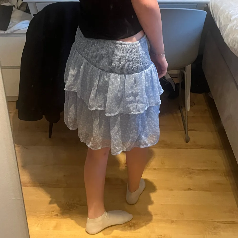 Jätte fin kjol från vero Moda! Använd fåtal gånger💗. Hameet.