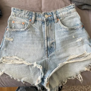 Zara shorts  - Trendiga zara shorts. Använda ca 5 ggr, men mkt sparsamt använda.