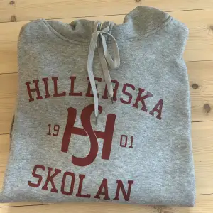 Hej!  Jag säljer en hoodie med ”hillerska skolan” tryck då jag inte använder den🥰 skriv vid interesse!! 