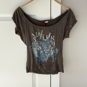 Söt tröja - söt tröja i bra skick, använt fåtal gånger men kommer inte till användning längre! Går att ha den off shoulders eller vanligt:)