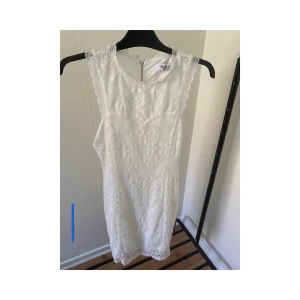 Student eller skolavslutning  - Använd vid ett tillfälle, storlek M.  Högre hals, figursydd klänning med stretchigt material. Dragkedja längst ryggen som gör en snygg detalj på klänningen.   300 kr + frakt Hör av er