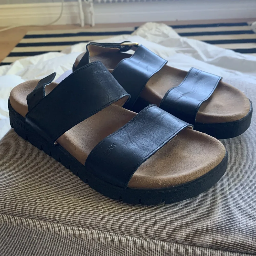 Använda två gånger förra året, fint skick! Jättesköna snygga sandaler i svart skinn🖤som nya!! . Skor.