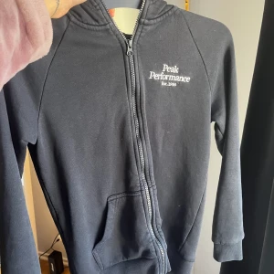 Peak koftor - Säljer två peak performance koftor i storlek xs båda är i bra skick  600 för båda 400 för en 🩷