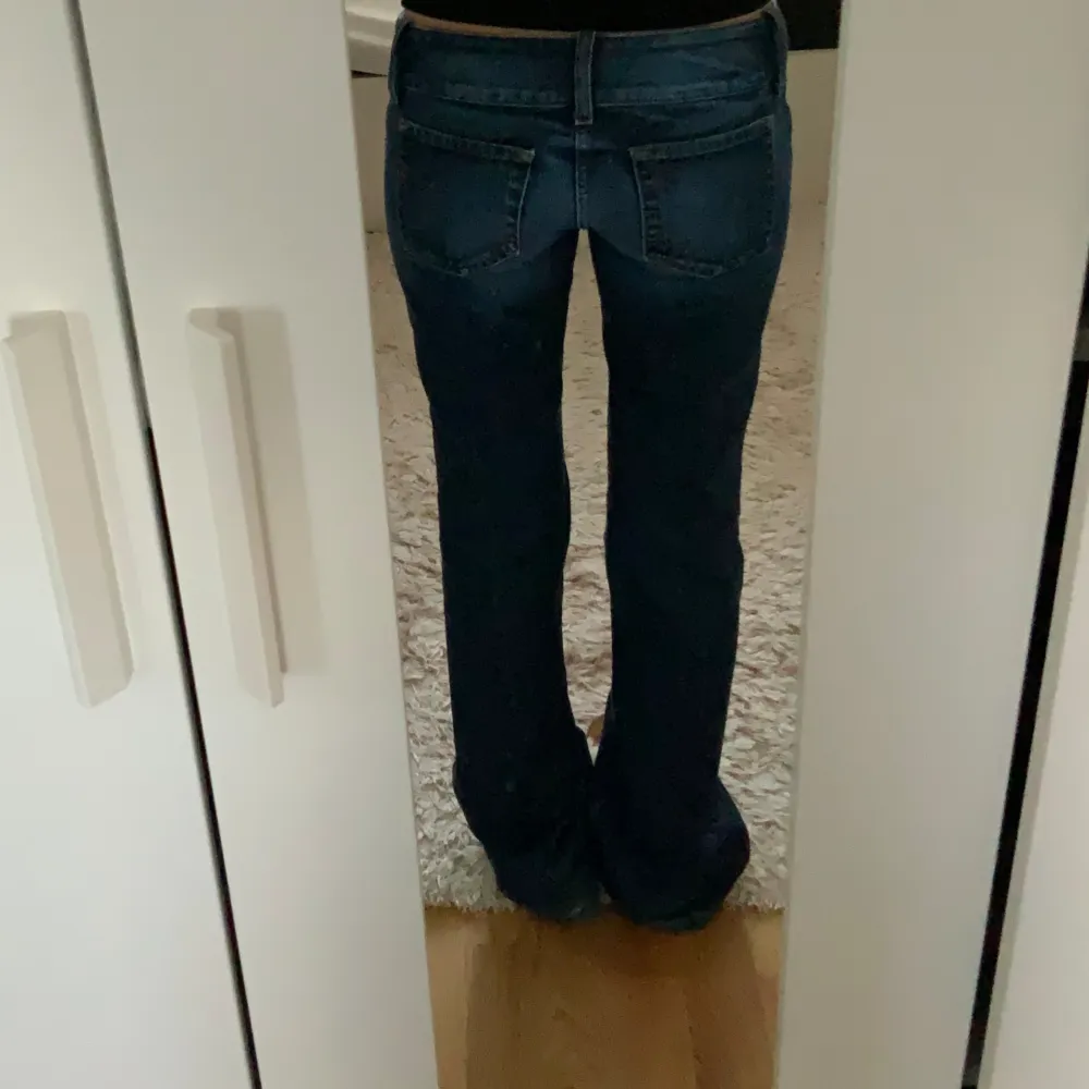 Säljer dessa jättefina lågmidjade bootcut jeansen från diesel💕 w25 (lite små) lite långa för mig som är ca 160cm. Jeans & Byxor.