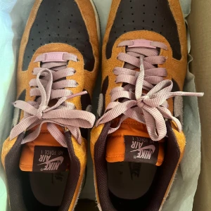 Nike AirForce 1 - Köpte dem för typ någon månad sedan på  Zalando men upptäckte nu att jag glömt skicka tillbaka dem. Helt nya, säljer för 1100kr , köpta för 1350.