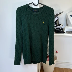 Polo Ralph lauren tröja  - Grön Ralph lauren tröja/crewneck fint skick i storlek 14-16 L vilket är typ xs