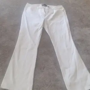Vita bootcut jeans från next.   Aldrig använt 💕