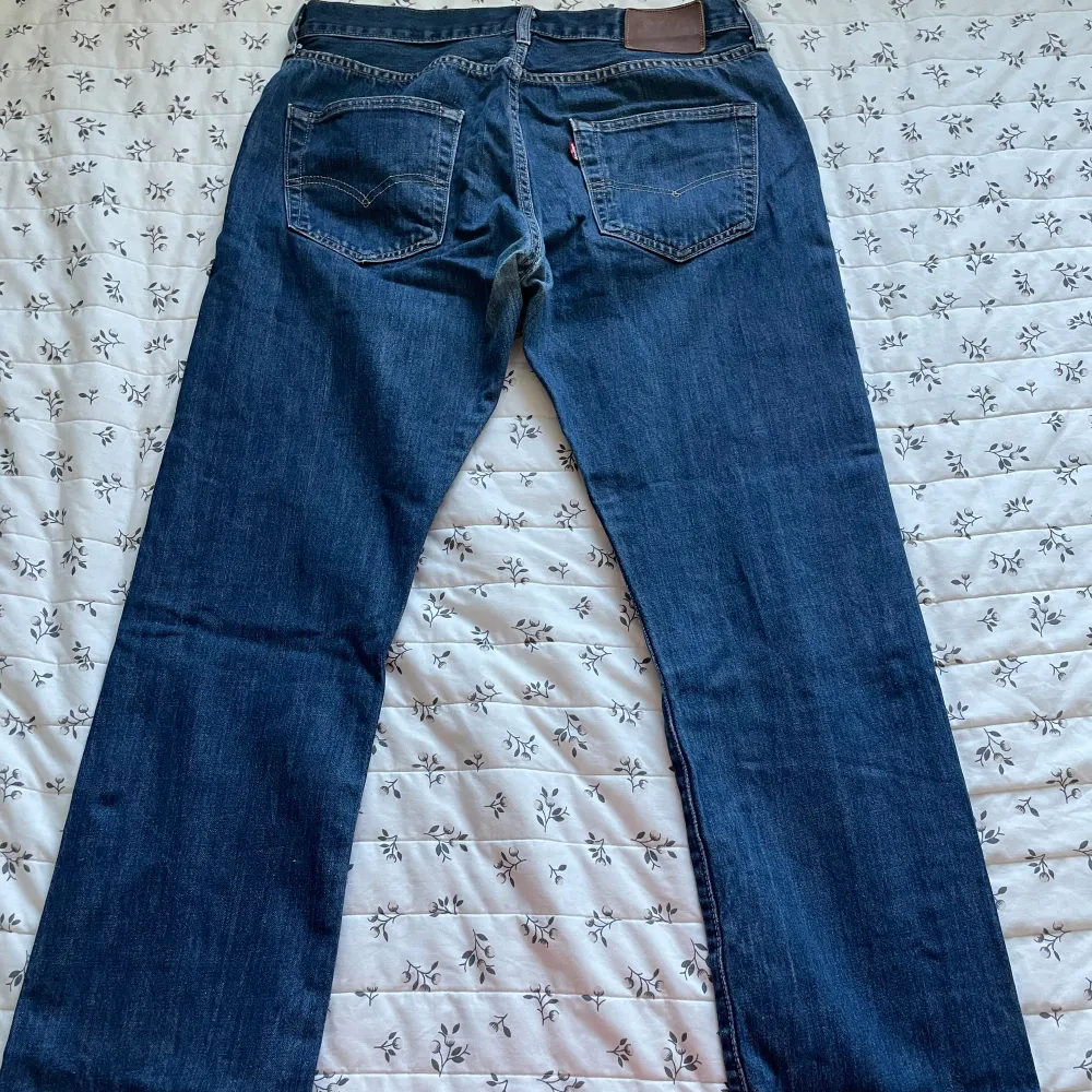 Säljer ett par 501 jeans, använda ett tag men är i bra skick.. Jeans & Byxor.