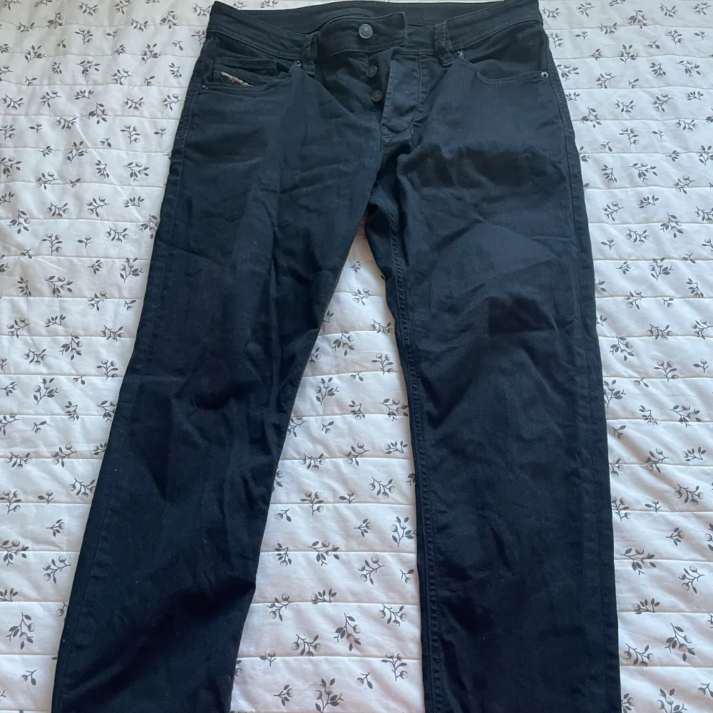 Säljer ett par svarta disel jeans storlek 32 och inga defekter alls.. Jeans & Byxor.