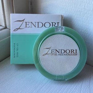 Foundation  - Uv Oil Free foundation med Spf 12. Plastet är kvar då den är helt oanvänd. Har en likadan som jag gillar men behöver inte två därför säljer jag denna🌸