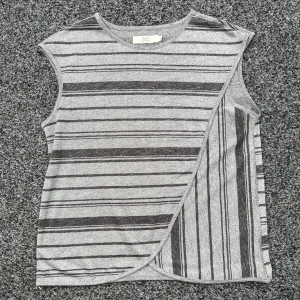 Glittrig topp - Så fin randig och glittrig top med slit från märket 365! Köpt på vinted men var tyvärr lite för stor för mig som har S. Skulle därför uppskatta storleken som M. I mycket fint skick! Hör gärna av dig vid frågor!💗