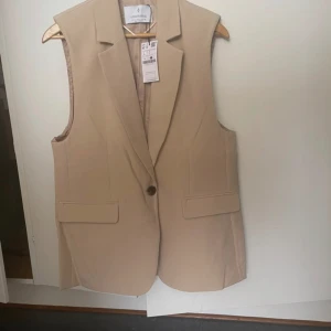 Stradivarius väst - Ny med prislappen  Storlek L men liten i storlek (passar bra för s,m)