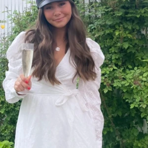 Studentklänning - Säljer min studentklänning i storlek 36 från Nakd. Brukar kunna ha storlekar mellan 34-38. Eftersom man knyter den i midjan passar den storlekar mellan 34-38 skulle jag säga ❤️  Köparen står för frakt. Pris kan diskuteras