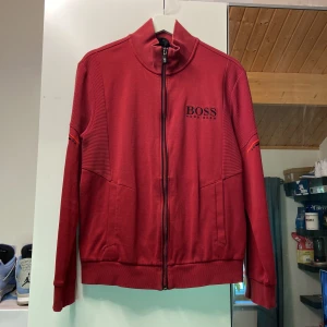 Hugo boss tröja  - Hugo boss tröja i storlek M. Tröjan är i bra skick och knappt använd. Lite slitage på kragen som syns i bilderna. Extremt sällsynt i denna färg