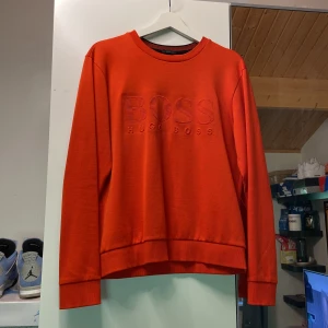 Hugo boss tröja  - Hugo Boss tröja i storlek M. Tröjan är i nyskick och är knappt använd. Finns inga hål eller märken. 