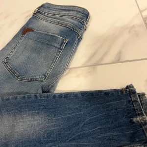 Zara jeans - Super snygga låg midjade zara jeans som aldrig kommer till användning. Dom är i super bra skick!💕💕