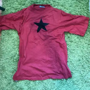 En jätte fin röd t-shirts som jag har målat en stjärna på, med textilfärg:)På bilderna är det lite konstigt ljus men på bild 3 ser man färgen bättre❤️