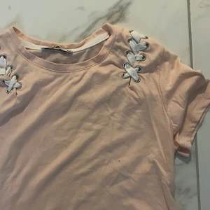 Rosa t-shirt - Super söt rosa t-shirt i helt nytt skick. Den kommer inte till användning och kan diskutera pris! 😊