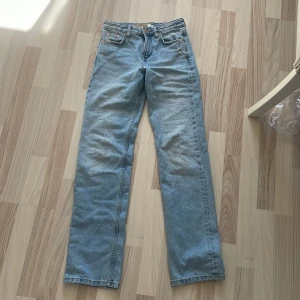 raka jeans! - superfina raka jeans som jag köpte av sellpy men som tyvärr va för små!