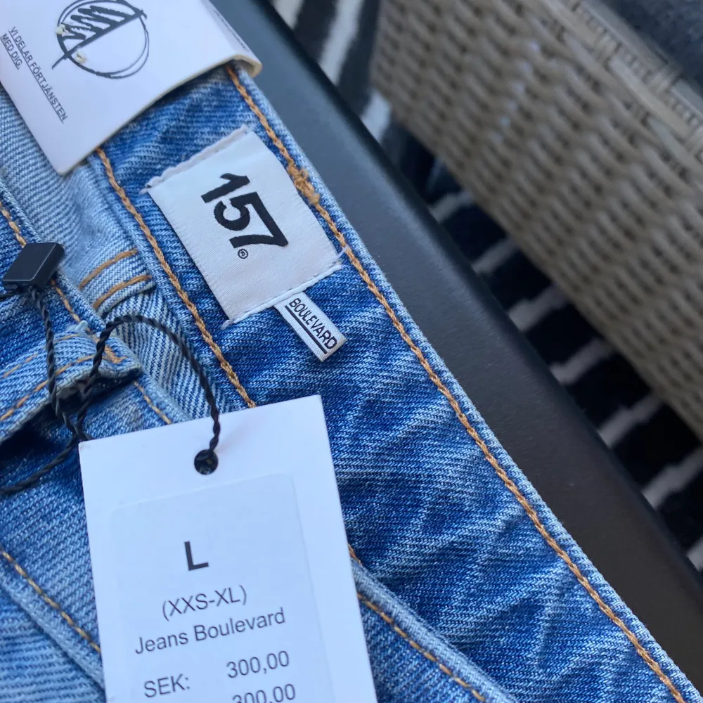 Ett par fina oanvända jeans med prislappen kvar på, jättevackra!❤️. Farkut & Housut.