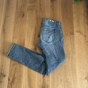 Dondup george jeans - Säljer mina dondup jeans i modellen george! Feta dondup jeans som sitter slim/skinny! Skick:8/10! Nypris: 2500-3000kr! Mitt pris: 800kr!!