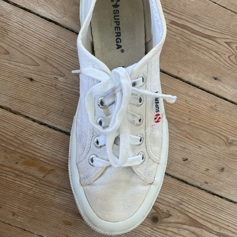 Vita sneakers/tygskor. Så fina till sommaren! Önskar jag kunde ha dem men tyvärr fel storlek. Endast använda ett fåtal gånger och i mycket bra skick. Storlek 38🤍. Skor.