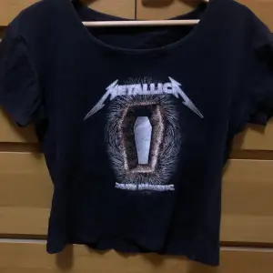 En fin Metallica t-shirt! Den kommer ej till användning längre. Använt skick men fortfarande fin. Frakt tillkommer 
