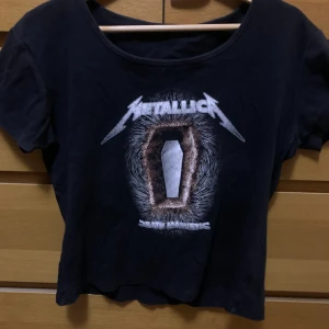 Metallica t-shirt  - En fin Metallica t-shirt! Den kommer ej till användning längre. Använt skick men fortfarande fin. Frakt tillkommer 