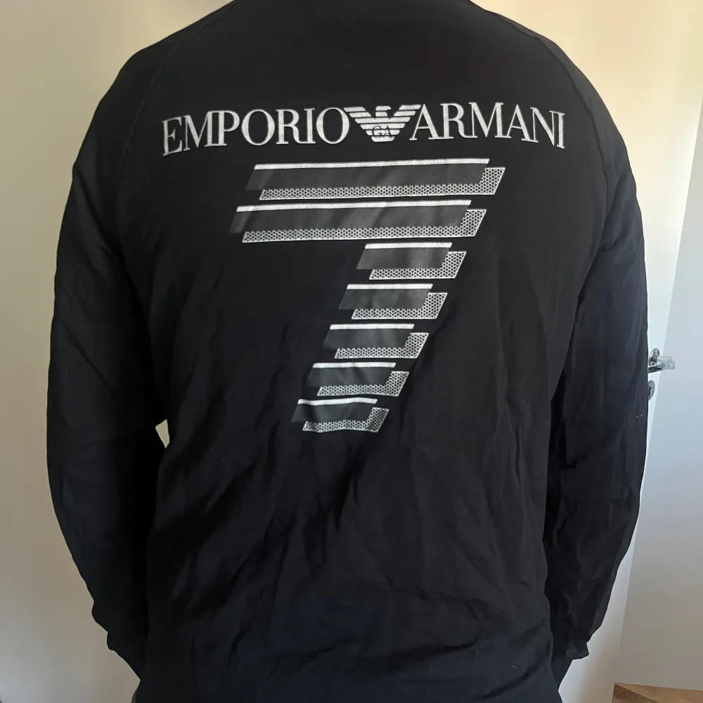 Svart Armani EA7 tröja med rygg tryck Storlek XL. Tröjor & Koftor.