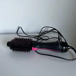 Revlon varmluftsborste  - Revlon Pro Collection varmluftsborste RVDR5222E har en kraftfull prestanda på 800 Watt och motverkar frissigt hår med sin joniska teknologi.  Effekt Varmluftsborsten är utrustad med enDC-motorpå 800 Watt som ger apparaten en kraftfull prestanda 