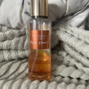 parfym - säljer denna victorias secret bodymist då den inte kommer till användning. den har en fantastisk doft. köparen står för frakten och pris kan diskuteras