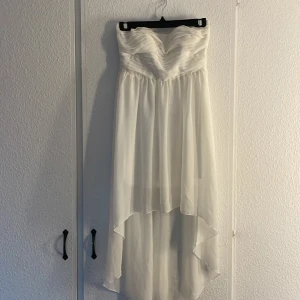 Vit klänning  - Aldrig använd!! Säljer då den inte är min stil! Storleken är S/M och skulle passa som någon form av avslutning/ student klänning!