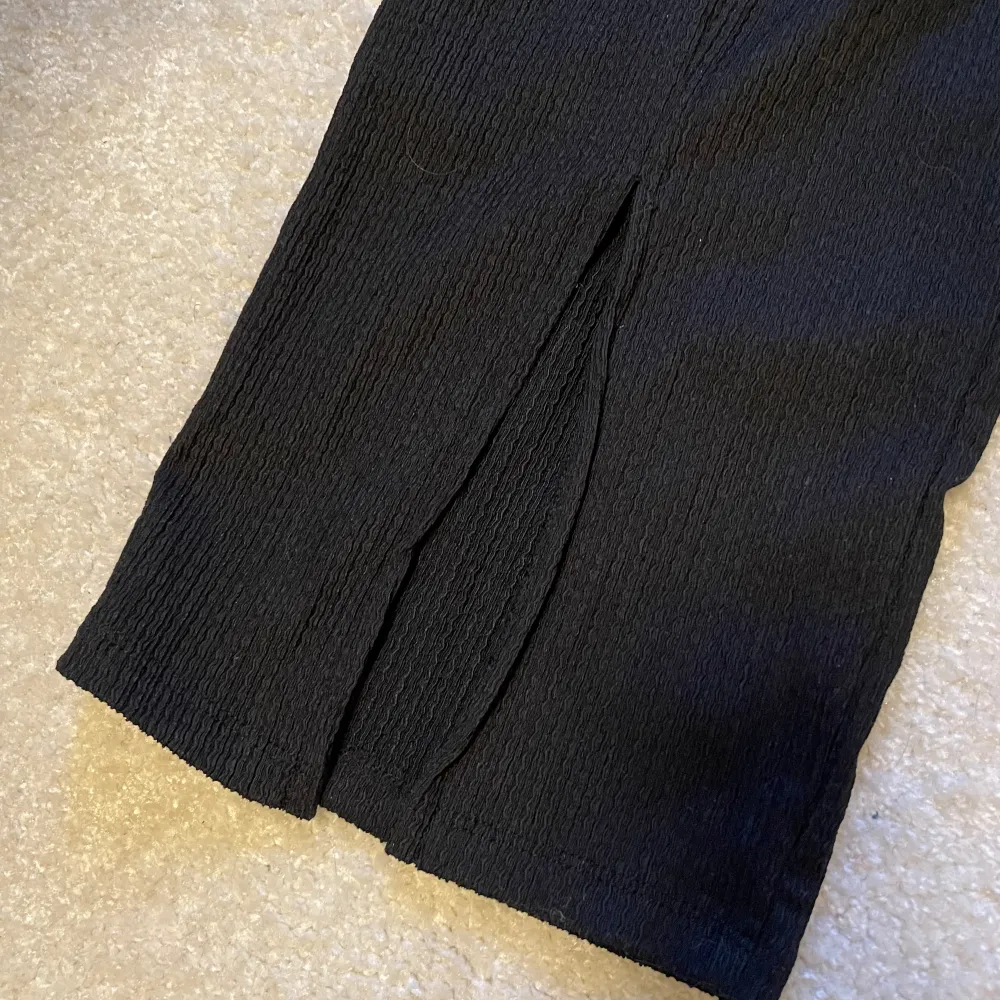 Mjuka svarta byxor med slits längst ner på båda benen. Från monki. Storlek L. Bra skick. . Jeans & Byxor.