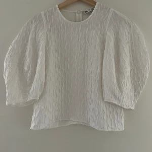 Blus - Blus från zara med puffärm, använd ett fåtal gånger! Superfin till sommaren. Storlek S✨