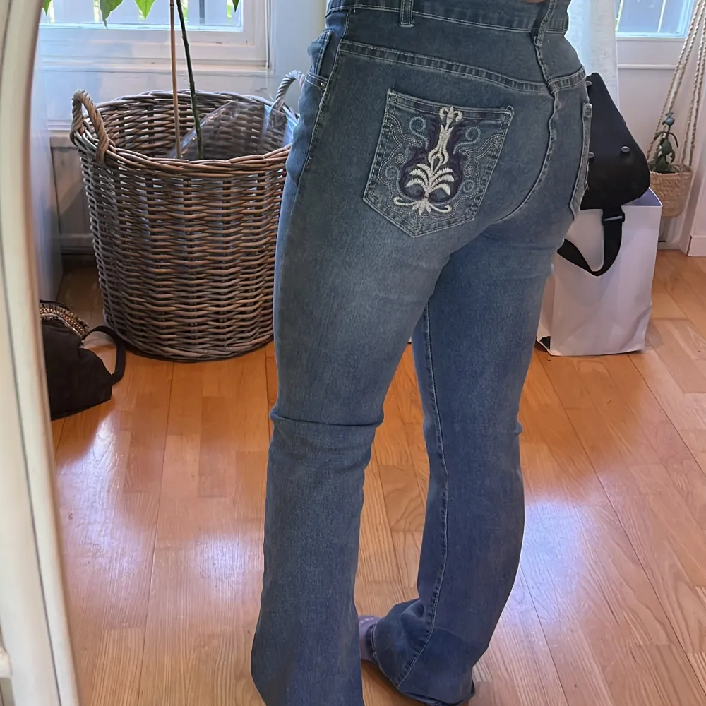 Lowwaist jeans med coola detaljer på fickorna⚡️ Superfint skick, säljes då de är för stora på mig tyvärr. Pris 200 kr. Jeans & Byxor.