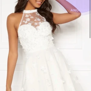 Vit klänning/ studentklänning  - Studentklänning köpt från Bubbleroom 2022, från Moments New York stl 38. Öppen rygg. Använd en gång och är i nyskick. Nypris 1299kr Säljer nu för 650kr eller hb🌸