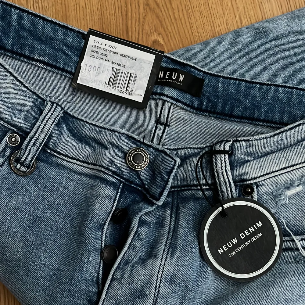 Säljer dessa helt nya Neuw jeans i storlek 30-32 i modellen Iggy, helt nya med alla taggar och lappar kvar. Köpte för 1300 men säljer för endast 299. Kom pm vid frågor eller fler bilder på jeansen . Jeans & Byxor.