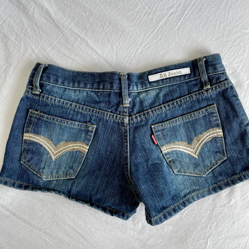 Riktigt snyggt lågmidjade jeans shorts som jag har endast använts en gång! Storlek xs/32. . Shorts.