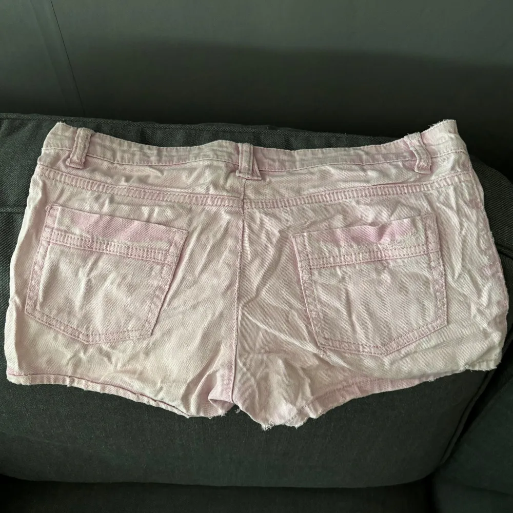 ursnygga rosa low waist shorts med märket freedom. Vet inte exakta storleken men känns som en Xs/S. Gamla shorts som är lite skrönkliga just nu men försvinner i tvätten💗💗 . Shorts.